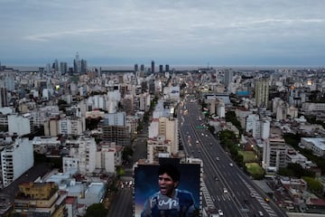 El artista argentino Martín Ron está terminando un gran mural que se ha expuesto en la capital argentina con motivo de lo que sería el 62 cumpleaños de la leyenda el 30 de octubre. 