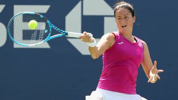 Lara Arruabarrena devuelve una bola durante un partido.