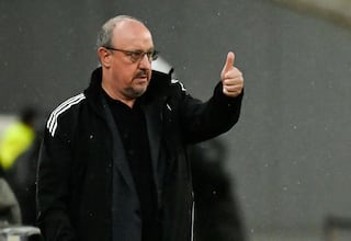 Benítez cae de pie en Atenas
