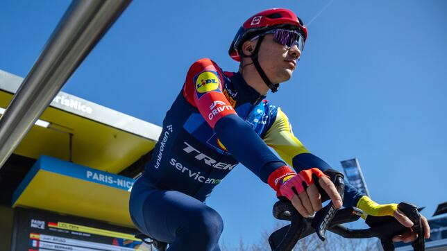 Juan Ayuso se viste de amarillo en una crono ganada por el Ineos