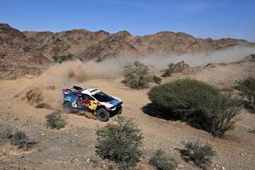 El piloto qatarí de Nasser Racing, Nasser Al-Attiyah, y el copiloto francés Mathieu Baumel conducen su coche durante la etapa 7 entre Riyad y Al Duwadimi.