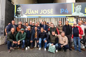 Juan Jos "Sandokn" junto a la puerta dedicada en su nombre en el Nuevo Mirandilla con sus excompa?eros y veteranos del Cdiz CF.