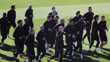 GRAF314. BARCELONA (ESPA&Ntilde;A), 05/01/2018.-- Los jugadores del FC Barcelona durante el entrenamiento que han celebrado a puerta abierta en el Mini Estadi, para preparar el pr&oacute;ximo partido de liga que disputar&aacute;n el domingo ante el Levant