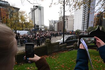 Cientos de personas han despedido a Bobby Charlton en las calles de Manchester. 