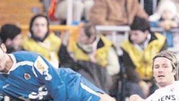 <b>UNA ENTRADA DURA. </b>Beckham perdió los papeles y entró con dureza a Riki tras perder el balón. Esa acción le costó la roja al inglés.