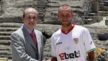 <b>PROTAGONISTAS. </b>Del Nido, ayer en la presentación de Guarente.