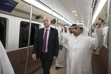 El presidente de la FIFA se convirtió en una de las primeras personas en viajar en el nuevo Metro de Doha.