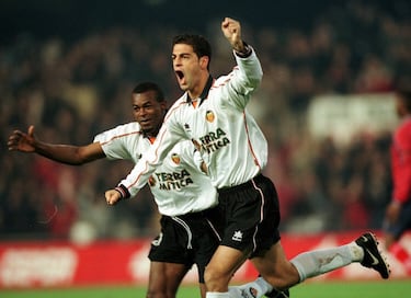 El centrocampista catalán llegó al Valencia, jugó entre 1997 y 2000, tras salir del filial azulgrana. Fue una de las figuras del equipo dirigido por Héctor Cúper que alcanzó la final de la Champions League 2000 ante el Real Madrid. En esa campaña, brilló especialmente en los cuartos de final, marcando un hat-trick ante la Lazio. Su rendimiento lo convirtió en uno de los centrocampistas más cotizados de Europa.