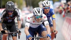 Remco Evenepoel llega a meta junto a Joao Almeida en la und&eacute;cima etapa del Giro de Italia, la jornada del sterrato, entre Perugia y Montalcino.