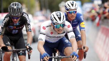 Remco Evenepoel llega a meta junto a Joao Almeida en la undécima etapa del Giro de Italia, la jornada del sterrato, entre Perugia y Montalcino.