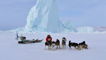 Manuel Calvo, entre glaciares, posa junto a su trineo y algunos de los perros que han participado en &ldquo;Desaf&iacute;o &Aacute;rtico 2019&rdquo;