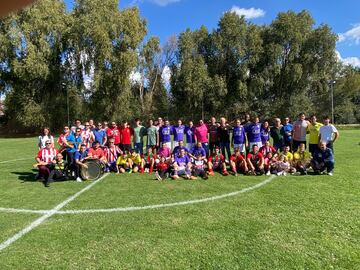 Participantes en el torneo de fútbol organizado por la peña atlética Un sentimiento de La Bañeza en el polideportivo municipal de la localidad. 