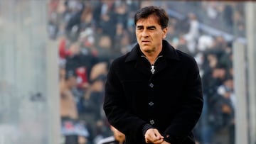 Futbol, Colo Colo vs Union Española.
Fecha 24 campeonato Nacional 2022.
El entrenador de Colo Colo Gustavo Quinteros, durante el partido por primera division contra Union Española en el estadio Monumental.
Santiago, Chile.
08/09/2022
Jonnathan Oyarzun/Photosport
Football, Colo Colo vs Union Espanola.
24 th date,National championship 2022.
Colo Colo's head coach Gustavo Quinteros , gestures during first division match championship against Union Espanola at Monumental stadium in Santiago, Chile.
09/08/2022
Jonnathan Oyarzun/Photosport