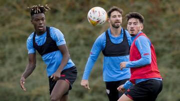 Nico Williams, con Yeray y Vencedor en Lezama.