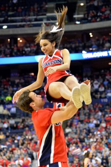 Las cheerleaders de Dayton Flyers.