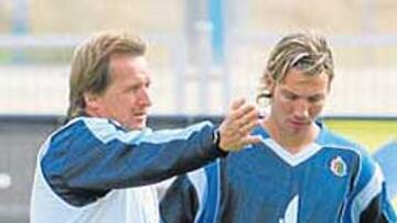 <b>INSTRUCCIONES. </b>Schuster explica un ejercicio ayer a Alexis.