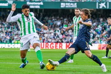 Modric pelea una pelota con Chadi Riad. 
