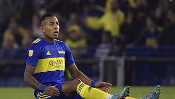 (FILES) In this file photo taken on June 15, 2022, Boca Juniors' Colombian forward Sebastian Villa gestures during an Argentine Professional Football League match against Tigre at La Bombonera stadium in Buenos Aires - Colombian striker Sebasti�n Villa, one of the main figures of Argentine team Boca Juniors, suffered an injury to his right knee on August 28 for which he will most surely have to undergo surgery and might miss the rest of the season, the club informed on August 31, 2022. (Photo by JUAN MABROMATA / AFP)