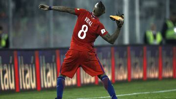 Futbol, Chile vs Paraguay.
Eliminatorias al mundial de Rusia 2018.
El jugador de la seleccion chilena Arturo Vidal, se lamenta luego de perder contra Paraguay el partido por las clasificatorias al mundial de Rusia 2018 disputado en el estadio Monumental de Santiago, Chile.
31/08/2017
Marcelo Hernandez/Photosport
*************
Football, Chile vs Paraguay.
Russia 2018 World Cup qualification.
Chile's player Arturo Vidal, reacts after losing against Paraguay for 2018 Russia World Cup qualification match at the Monumental stadium in Santiago, Chile.
31/08/2017
Marcelo Hernandez/Photosport