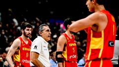 Spain's head coach Sergio Scariolo (2-L) gives instructions to his players during the FIBA EuroBasket 2022 semi final match between Germany and Spain in Berlin, Germany, 16 September 2022.