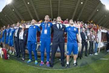 El banquillo español durante el himno. 