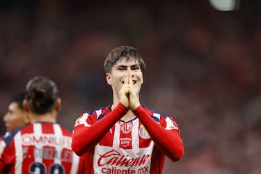 Santi Giménez le abre el camino a la ‘Hormiga’ González