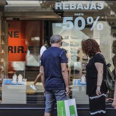 Aviso de la Policía con las etiquetas de ropa en las tiendas
