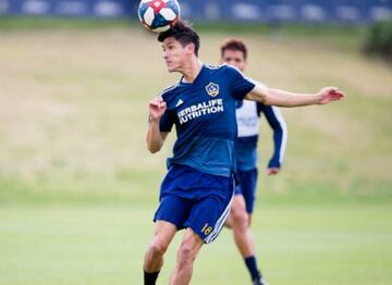 El mediocampista mexicano se alista para ser fundamental en el LA Galaxy en el arranque de la temporada 2019.