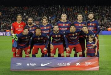 Once inicial del Barcelona. De pie: Bravo, Arda, Sergi Roberto, Mathieu, Busquets y Piqu¨¦. Agachados: Messi, Neymar, Aleix Vidal, Luis Su¨¢rez y Jordi Alba.
