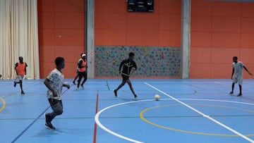 Imagen de unos chicos jugando al fútbol sala durante una actividad realizada por la Fundació La Caixa.