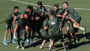Los jugadores del Betis, durante el entrenamiento.
