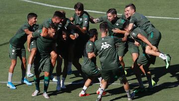 Los jugadores del Betis, durante el entrenamiento. 