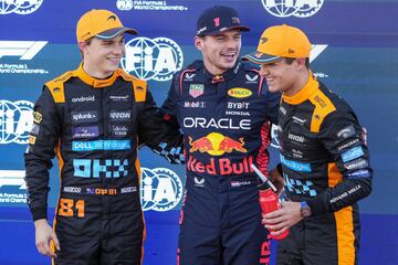 El "poleman" Max Verstappen, en medio de la imagen, ríe junto a los pilotos de Mclaren, Oscar Piastri, a la izquierda de la imagen, y Lando Norris, a la derecha.