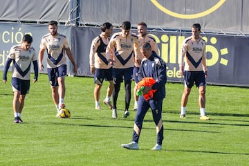 Gaizka Garitano junto a los jugadores en su primer entrenamiento como técnico del Cádiz en la Ciudad Deportiva hoy lunes.