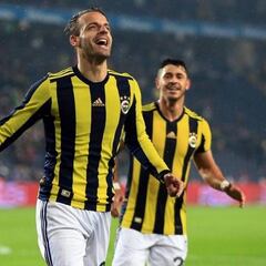 Soldado mete al Fenerbahçe en la pelea por el título liguero