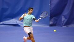 El tenista español Fernando Verdasco devuelve una bola durante un partido en el torneo de Dallas.