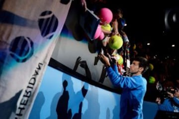 Djokovic firmando autógrafos tras obtener el nuevo título.