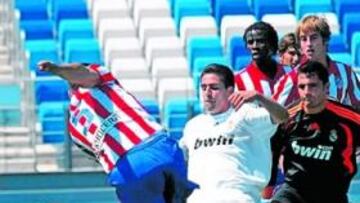 <b>CON MAL PIE. </b>El Castilla arrancó la Liga perdiendo el derbi en casa ante el Atlético B (1-3) y cayendo en su visita a Santander por 1-0.