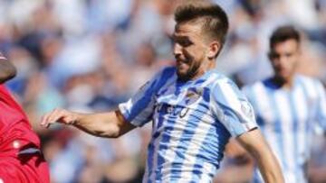 GRA112. MÁLAGA, 26/10/2014.- El delantero francés del Rayo Vallecano, Gaël Kakuta (i), lintenta controlar el balón ante el centrocampista del Málaga, Ignacio Camacho (d), durante el encuentro de la novena jornada de Liga de Primera División que los dos equipos disputan en el estadio de La Rosaleda, en Málaga. EFE/Jorge Zapata