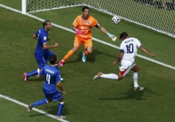 Bryan Ruiz de Costa Rica cabecea la pelota y marcar un gol contra Italia 