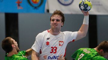 GRAF384. PONTEVEDRA 06/01/2018.- El jugador polaco Paczkowski (d), dispara a puerta frente al bielorruso Yurikov (i), durante el Torneo Internacional Masculino Absoluto de Balonmano, Memorial Domingo Bárcenas, que enfrenta a las selecciones de Polo