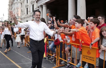 El entrenador de Valencia Basket,Pedro Martínez, celebra con la afición durante la recepción en el ayuntamiento de Valencia.