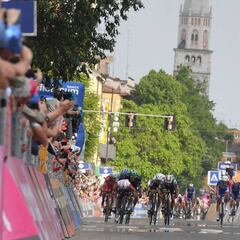Resumen del Giro de Italia, etapa 10: Demare se estrena al esprint en un accidentado final