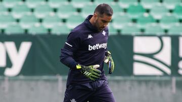 Claudio Bravo in action during training of Real Betis Balompie at Benito Villamarin Stadium on March 6, 2021 in Sevilla, Spain.
 AFP7 
 06/03/2021 ONLY FOR USE IN SPAIN