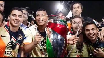 Los jugadores de Las Águilas fueron a las gradas para presentar el trofeo a los seguidores azulcremas que asistieron al Olímpico Benito Juárez.