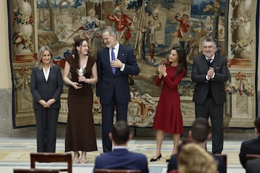 La reina Letizia y el rey Felipe VI, entregan el Premio Princesa Leonor 2023 a la jugadora de balonceto Iyana Martín durante la ceremonia de entrega de los Premios Nacionales del Deporte correspondientes a 2023 y 2024.