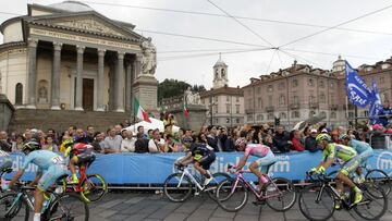 El pelot&oacute;n rueda por las calles de Tur&iacute;n durante la &uacute;ltima etapa del Giro de Italai 2016.