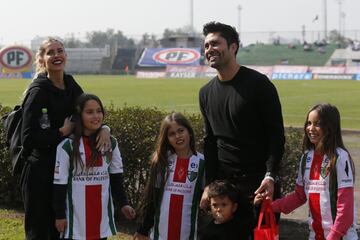 El jugador de Palestino Jose Luis Jimenez, es presentado junto su familia en el estadio La Cisterna de Santiago, Chile.