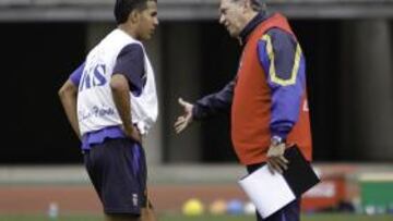 <b>INSTRUCCIONES. </b>Rodríguez instruye a Viera para que sea uno de los líderes del equipo.