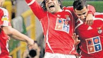 <b>SEMANA CLAVE. </b>Fabrizio Miccoli celebra un gol conseguido con el Benfica en un partido de la pasada temporada.